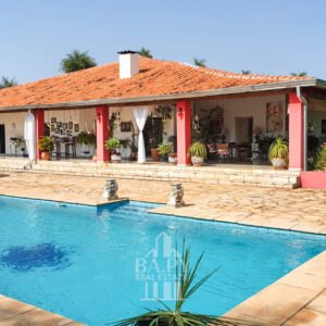 Dos casas y un departamento estilo campestre con 4 ha de terreno - Piribebuy